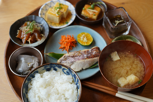 カフェ巡り、最近は体に染みるごはん（和食）多めです。